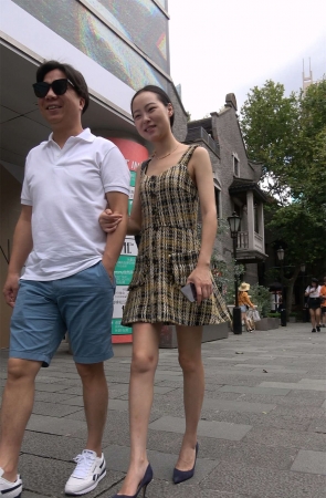 黑色尖嘴高跟美女