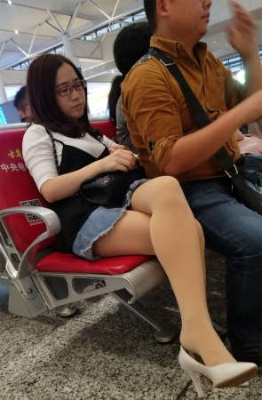 高铁站等车的白色高跟肉色丝袜牛仔短裙少妇