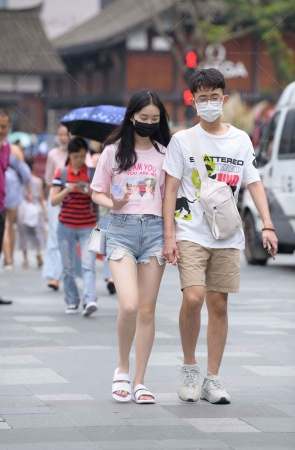 街拍粉色T恤热裤小女友