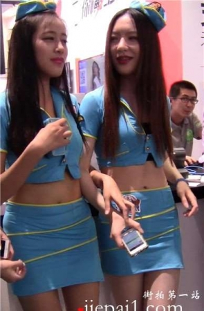 蓝色紧身包臀裙的美腿姐妹花。