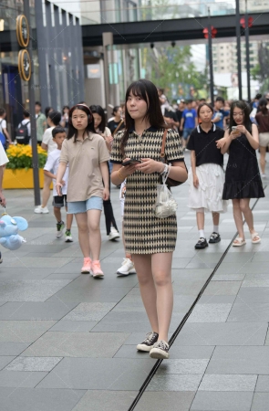 街拍穿丝的小姐姐