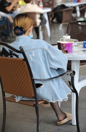 黑 丝美tui车展礼仪穿高 跟累了换拖鞋休息