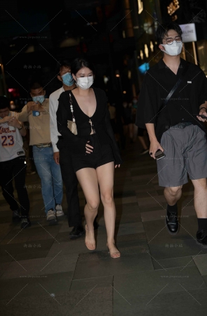 偶遇美腿深V热裤女盆友