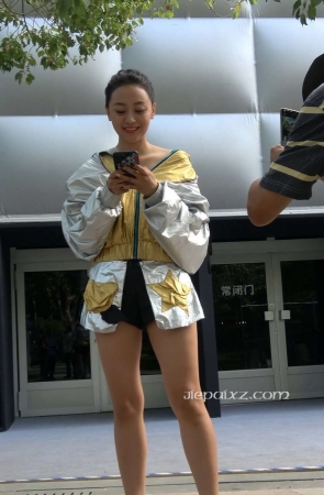 4K – 性感大长腿好身材街拍美女 [1.72 GB/MP4]