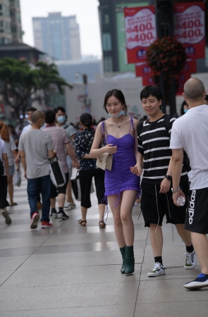 连体吊带裙小姐姐