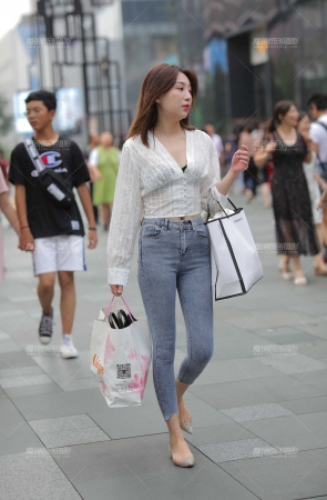 紧牛美腿小姐姐 吸引力十足