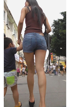 牛仔热裤长腿美妇