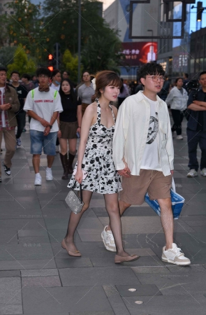 夜拍超薄灰丝裙装女友