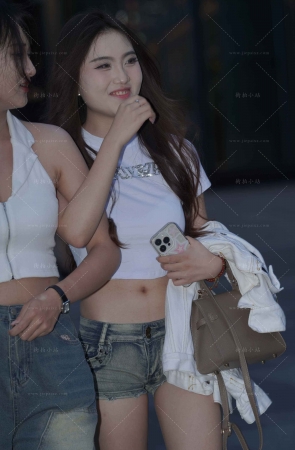 街拍紧致的超短热裤小姐姐