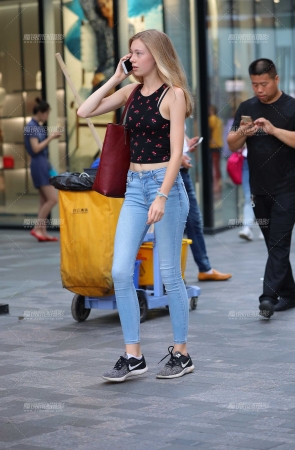 露腰紧牛，妳是在寻找我吗?