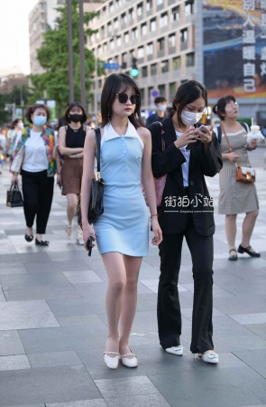 街拍蓝色短裙R丝女孩儿