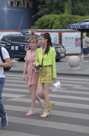 好靓丽的美腿小姐姐