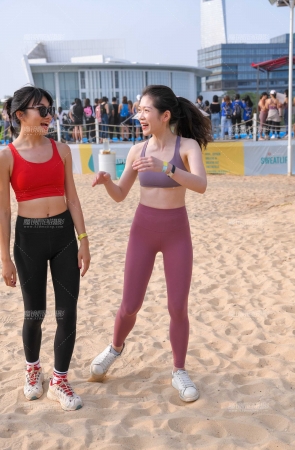 粉色瑜伽裤美女