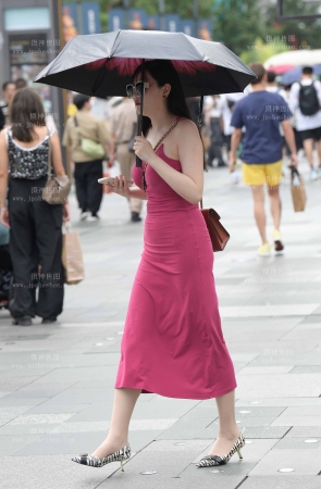 2374-6=52肉丝高跟轻熟女 12P