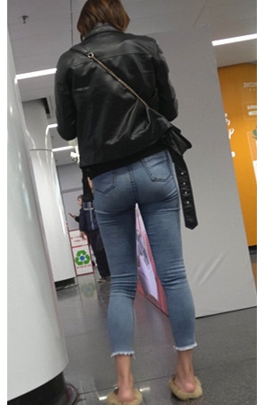 皮衣牛仔裤美女