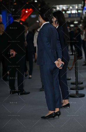 长裤西装外套汽车销售顾问