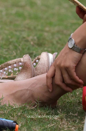 公园草地脱鞋的短裙少妇