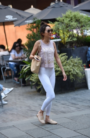 身材紧致的白裤**