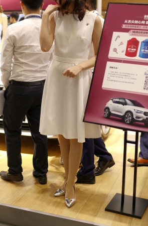 沃尔沃四个柜姐丝袜