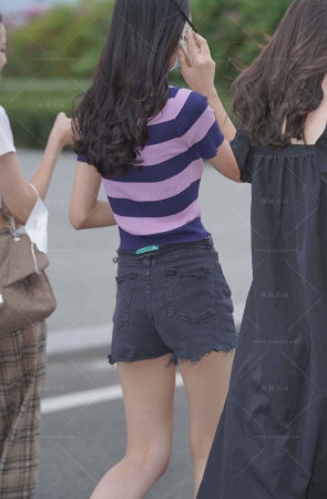 街拍打电话的人字拖小姐姐