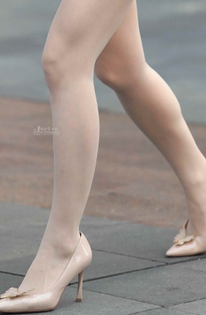 诱惑街拍肉丝高跟shaofu