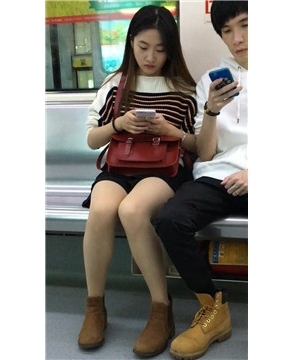 地铁上的甜美小清新美女姐姐