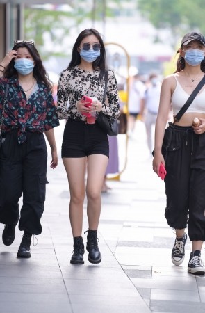 黑色牛仔短裤美女