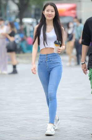 素颜翘臀牛仔妹