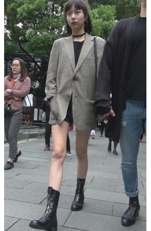 漂亮的长腿白嫩气质美女[1.15G/MP4]