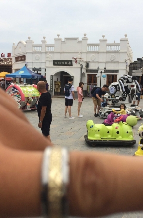 街拍大赛第三季—-紧身粉色短裙少妇