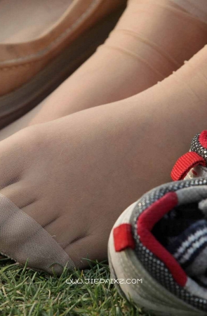 看书的短肉丝妹子