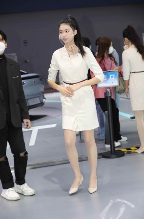 【街拍心灵】制服肉丝街拍高跟美腿小姐姐