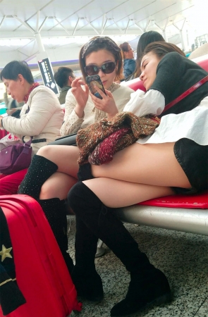 长靴美女带上眼镜真酷