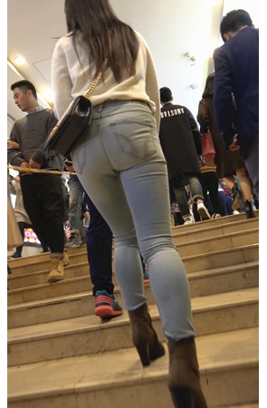 漂亮的极品牛仔紧身裤美女