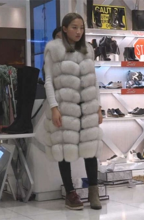 白色棉衣气质裸足美妞