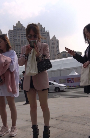 粉色西装外套美腿热裤气质美女