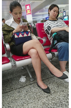 听歌的美腿小姐姐