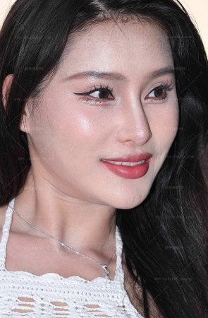 2561-3=93√超紧致热裤大白腿美背美女 13P