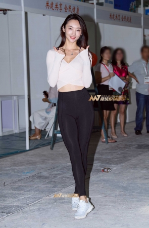 高挑紧身裤健身模特