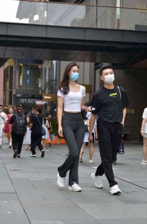 街拍偶遇黑色长裤美眉