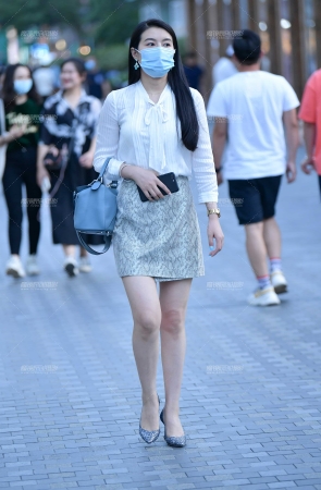 端庄文雅短裙美女