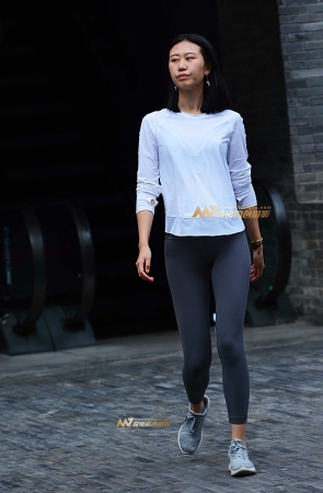 街上灰色紧身裤