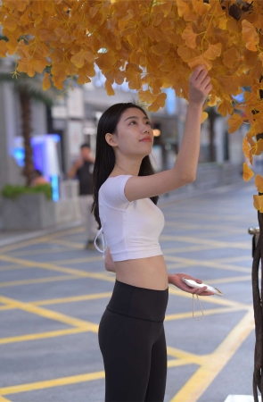 红石街拍作品 黑色瑜伽裤女孩