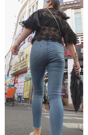 蓝色牛仔紧身裤美女