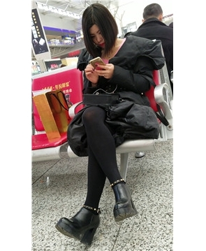 4k-高铁站候车室拍摄黑丝美腿短发甜美女孩