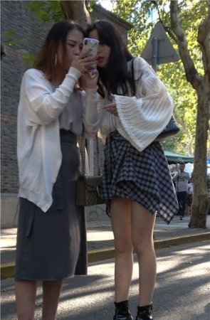 气质不错的时尚姐妹在研究如何把照片拍的更美丽 [0.99 GB/MP4]