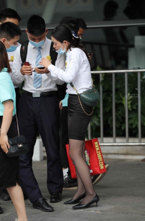【街拍心灵】售楼处销shou黑丝制服街拍高跟美腿