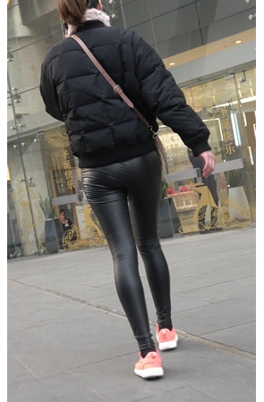 三组紧身皮裤美女