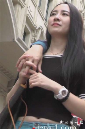 街拍笑容甜美颜值高的紧身蓝牛女神 [836 MB]