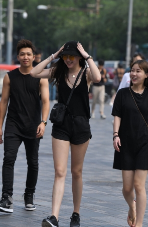 黑短裤长腿美女